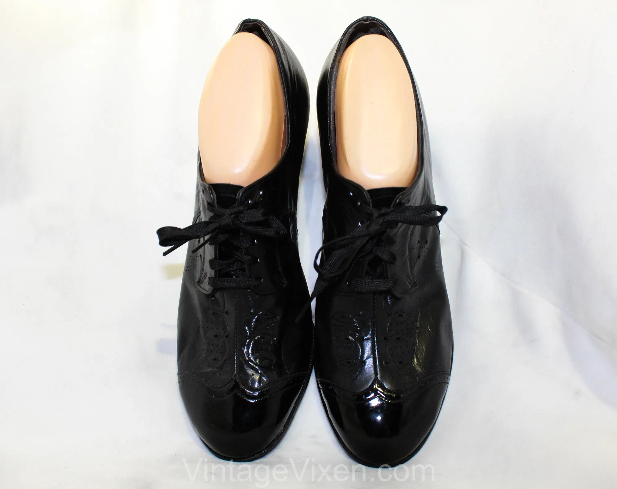 Size 9 1940s Style Shoes Made In 1950s 60s - Ladies Black Oxford Pumps - Lace Up with Patent Leather Toe Caps - Chic Large 50's Deadstock