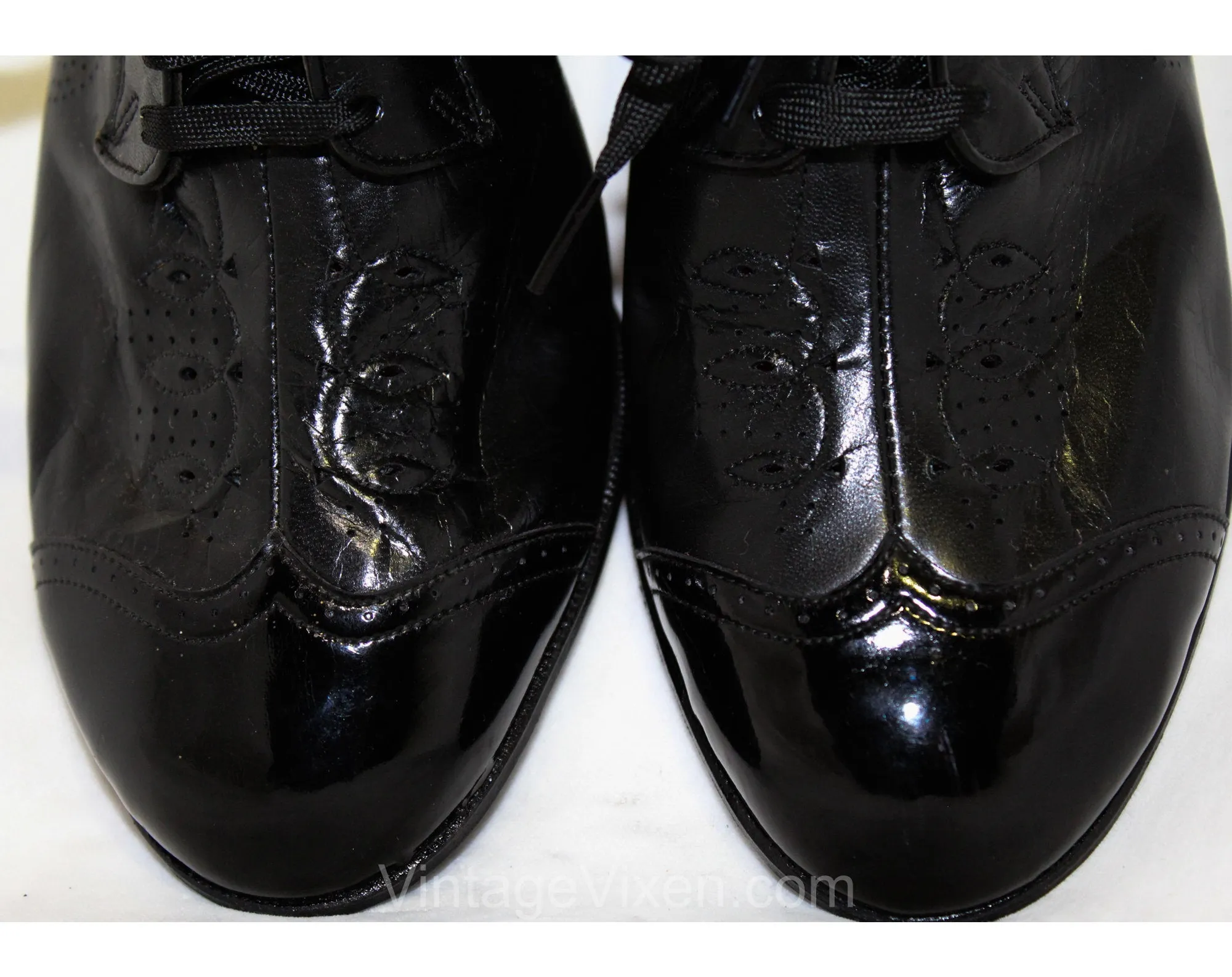 Size 9 1940s Style Shoes Made In 1950s 60s - Ladies Black Oxford Pumps - Lace Up with Patent Leather Toe Caps - Chic Large 50's Deadstock
